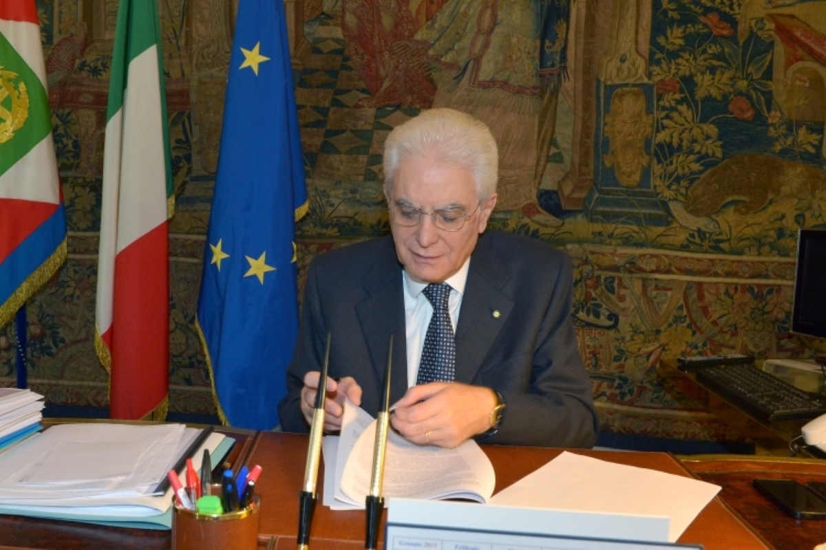 Mattarella firma il decreto sicurezza bis facendo notare che non può bloccare le navi che abbiano migranti a bordo