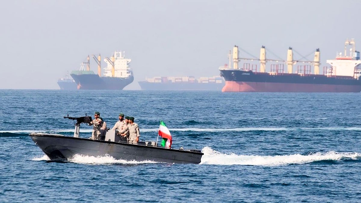 Hormuz torna sotto pressione: l'Iran richiude lo stretto, di nuovo sfida aperta con gli Stati Uniti