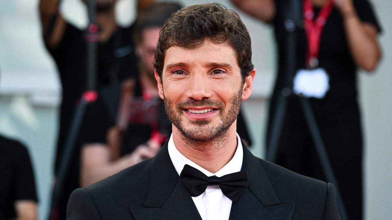 Sanremo 2027, Stefano De Martino annuncia le date: l'indizio su Vasco fa sognare i fan