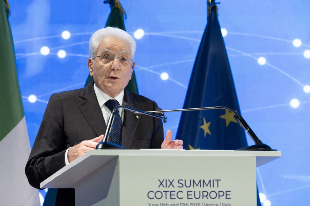Mattarella lancia l’allarme sull’Intelligenza Artificiale: “Pochi privati troppo potenti, rischio per democrazia, lavoro e sovranità”