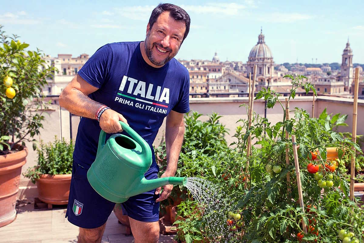 Il solito Salvini in bermuda dal ministero: l'imabarazzante intervista di un vicepremier che governa da quattro anni ma parla come se fosse all'opposizione
