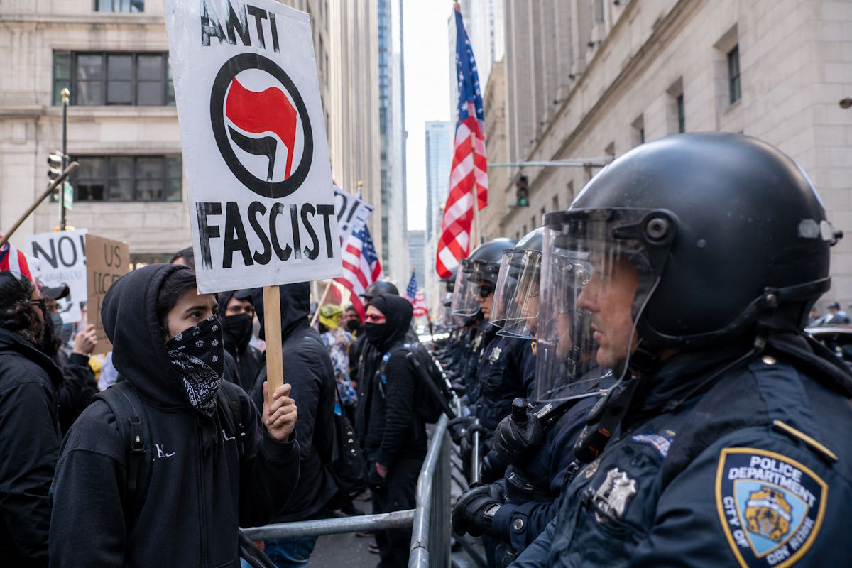 Trump rispolvera il maccartismo: la nuova crociata contro l'«Antifa» per trasformare gli avversari politici in nemici dello Stato