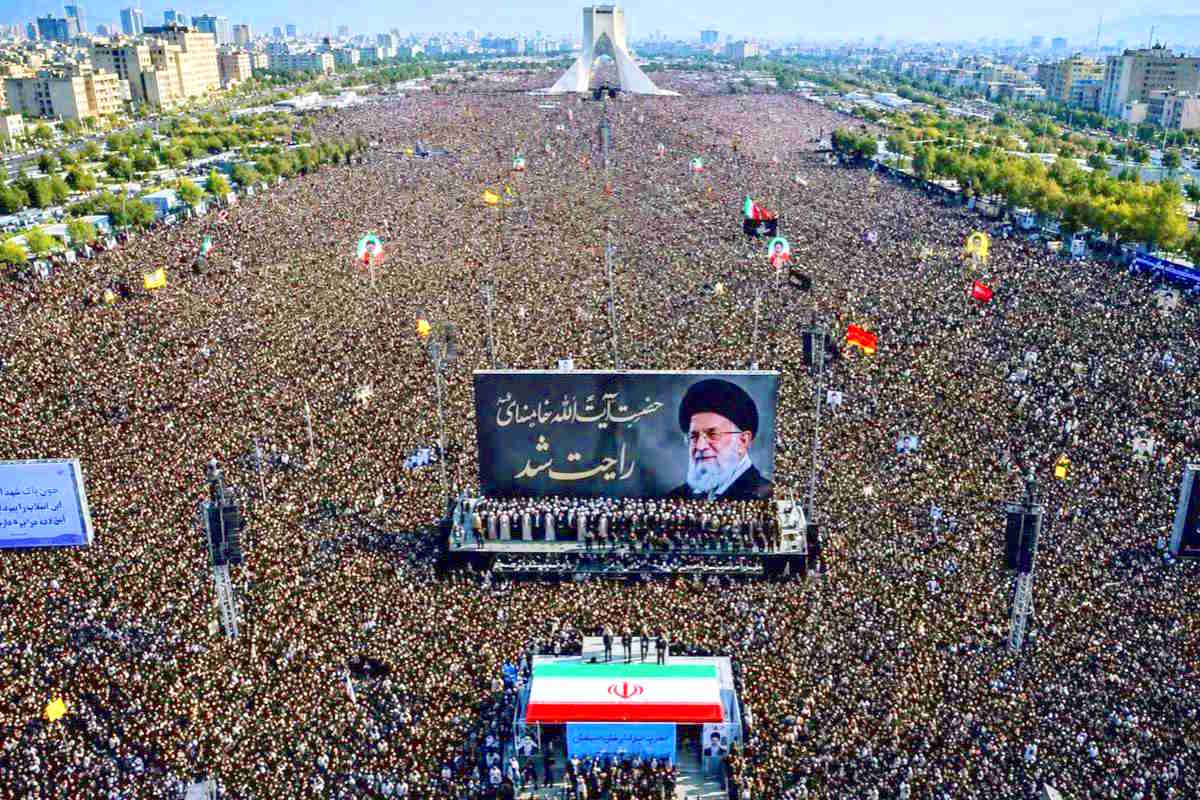 Iran, decine di migliaia di persone ai funerali della Guida Suprema