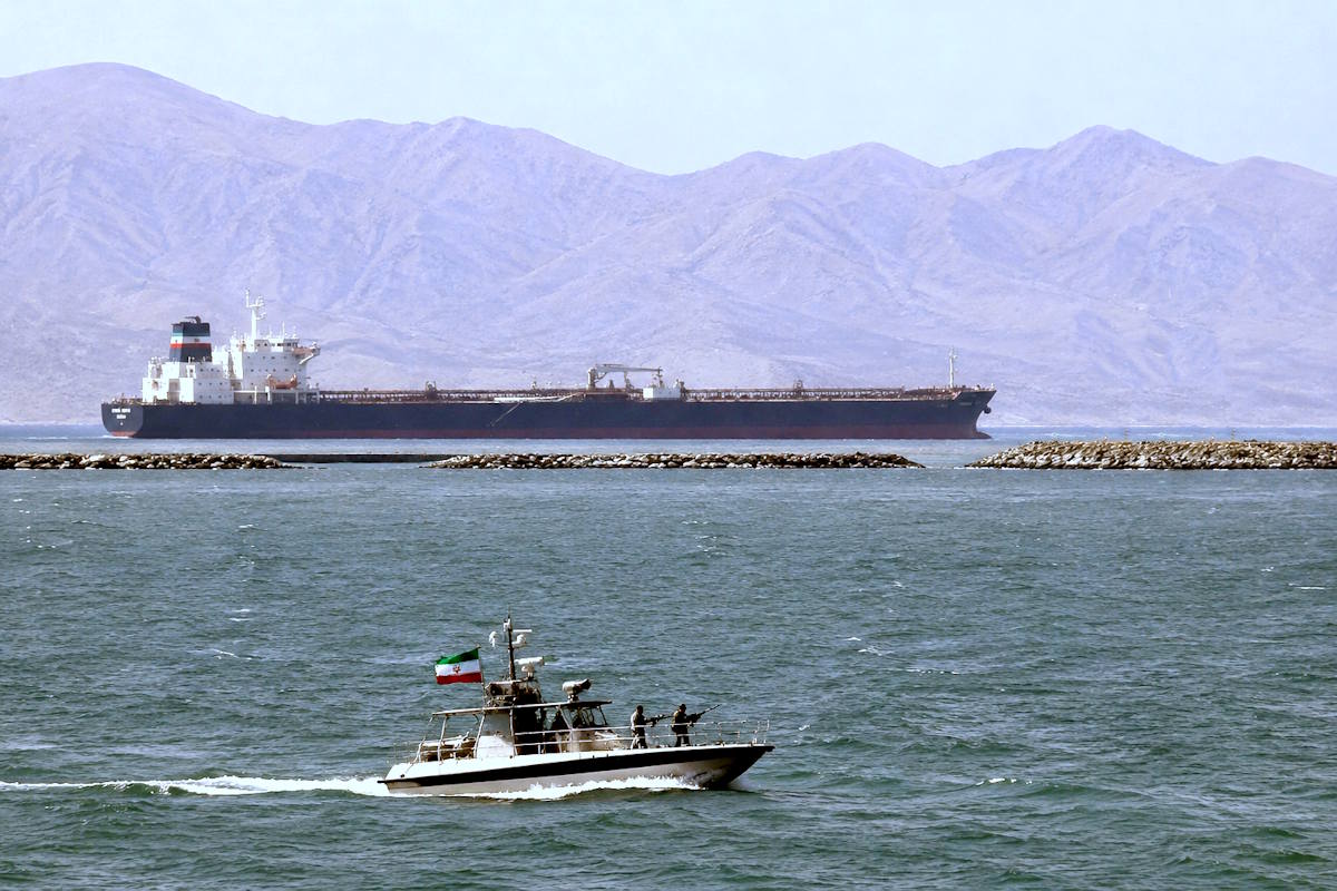 Trump riaccende la guerra con l'Iran: il blocco navale nello Stretto di Hormuz trascina il mondo verso una nuova crisi energetica
