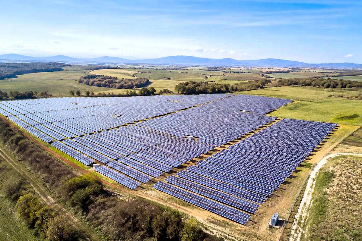 Energia, l'Europa accelera sul solare: un quarto dell’elettricità Ue arriva dal fotovoltaico. Un nuovo schiaffo alla strategia energetica del governo Meloni