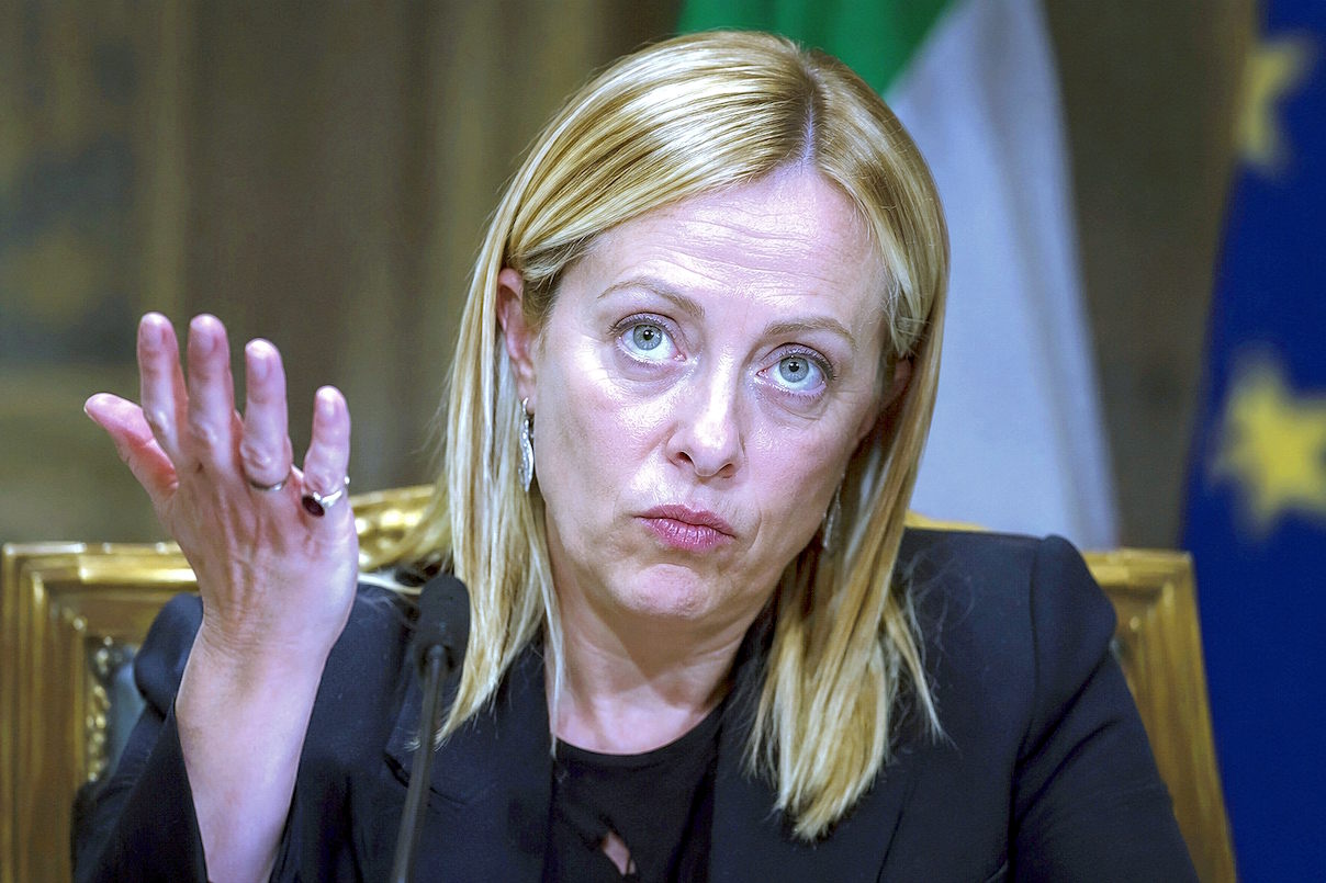 Diciassette centesimi e nove giorni di respiro: il governo Meloni naviga a vista mentre il caro carburanti corre