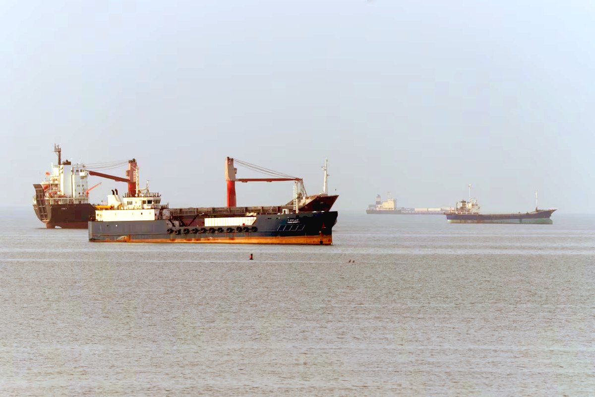 Nuova escalation tra Stati Uniti e Iran: raid americani dopo gli attacchi nello Stretto di Hormuz, Teheran colpisce Bahrain e Kuwait. A rischio la fragile tregua