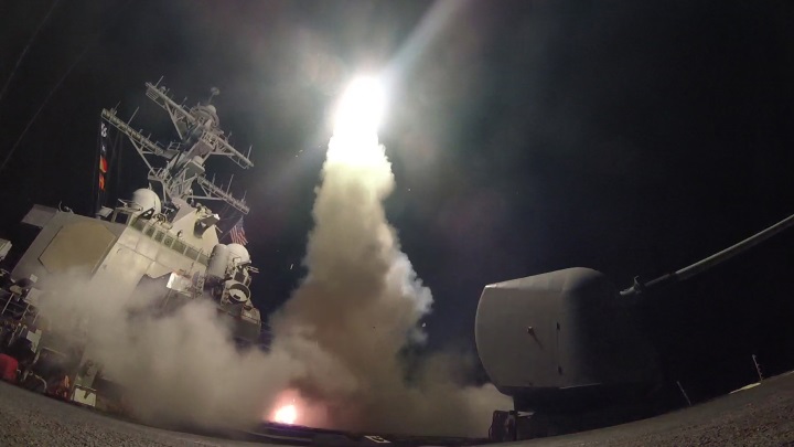 Gli USA distruggono la base aerea in Siria da cui sarebbe partito l'attacco chimico su Khan Sheikhoun